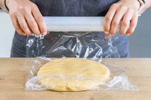 Teig in Frischhalte einpacken