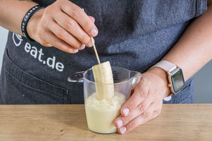 Bananen eintauchen