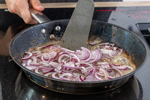 Zwiebel anbraten