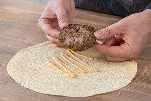 Burger Pattie auf den Wrap legen