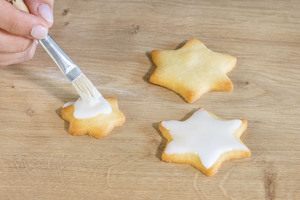 Butterplätzchen ohne Ei mit der Glasur bestreichen