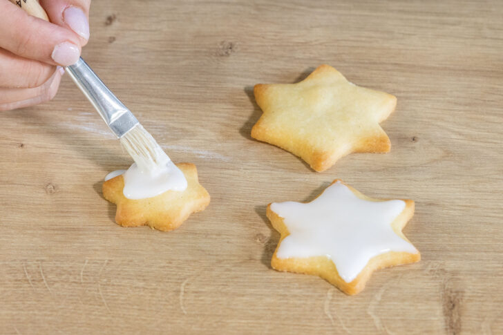 Butterplätzchen ohne Ei mit der Glasur bestreichen