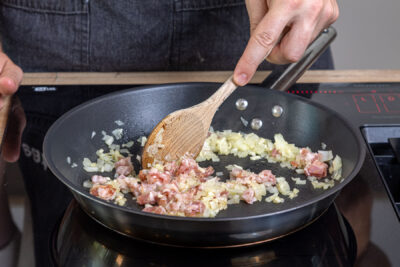 Zwiebel, Knoblauch und Bacon anbraten