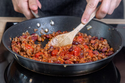 Chili in Pfanne rühren