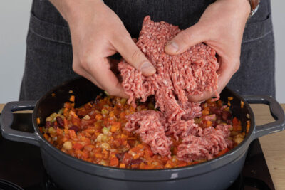 Hackfleisch in die Pfanne geben