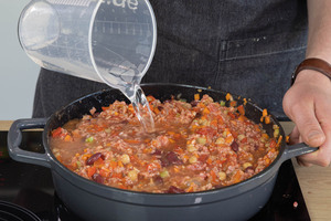 Wasser zum Chili con Carne dazugeben