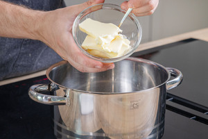 Butter in den Topf geben
