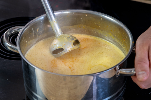Cremige Kürbis-Süßkartoffel-Suppe pürieren
