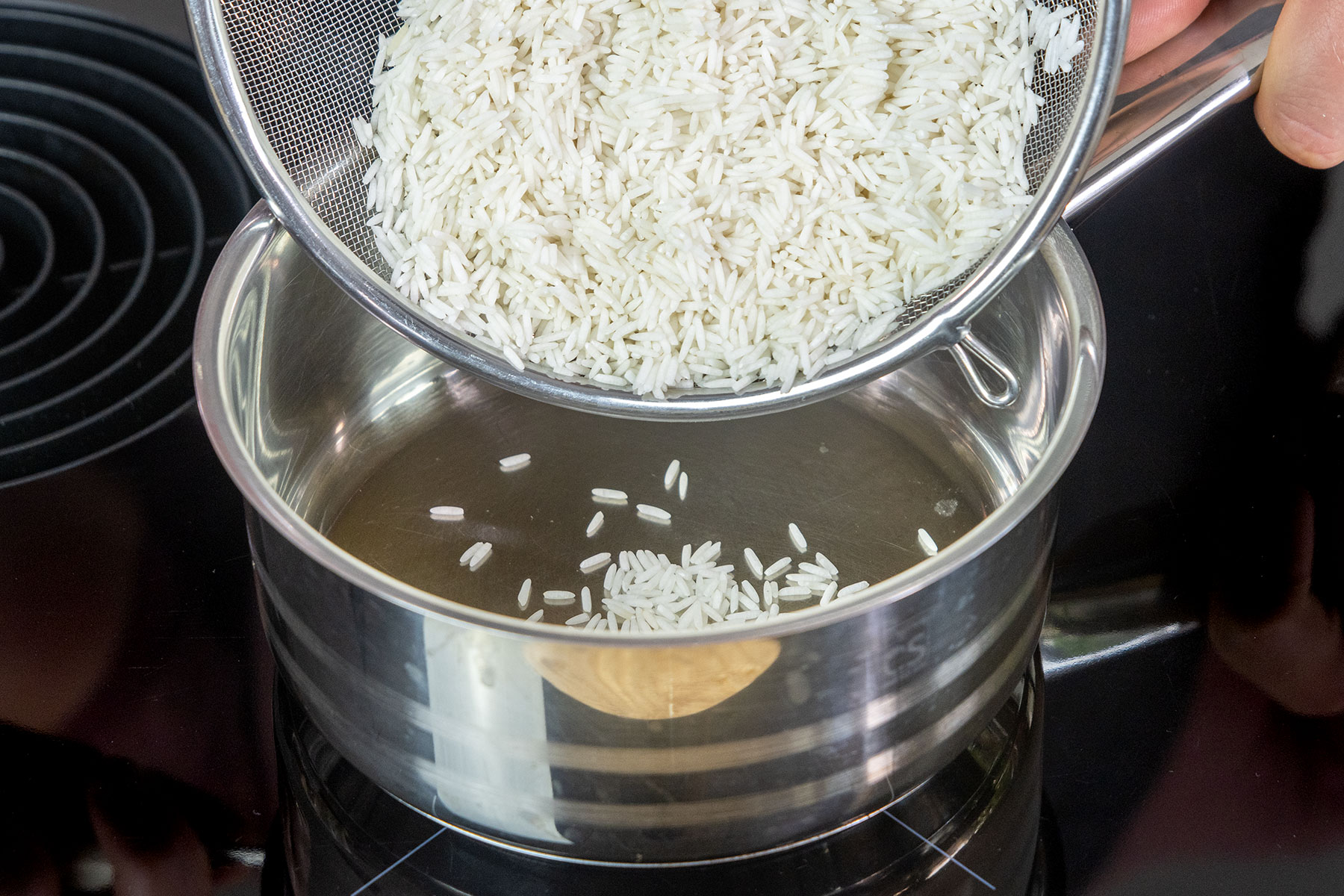 gewaschenen Reis in einen Topf geben