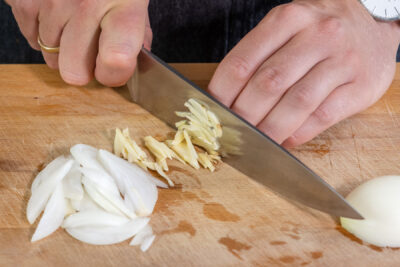 Zwiebel und Knoblauch in streifen schneiden