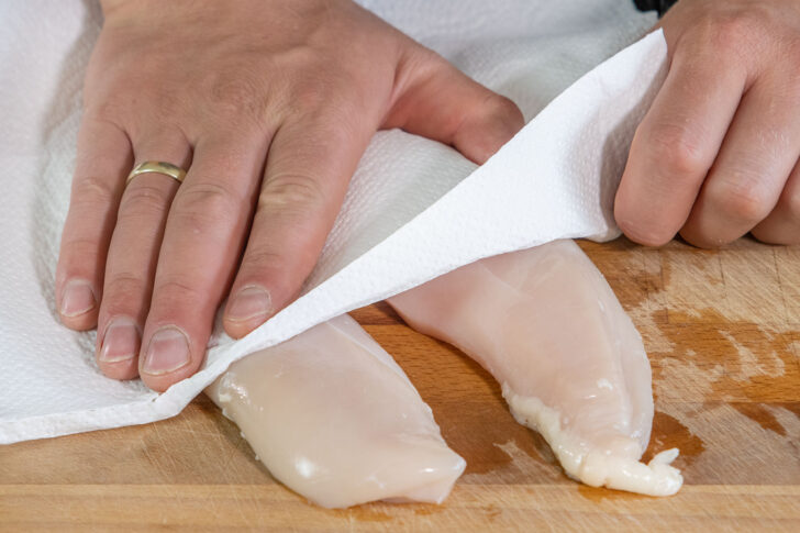 Hänchen mit Küchenpapierabtupfen