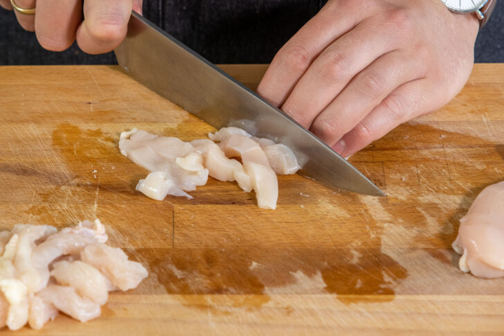 Hähnchen in Streifen schneiden
