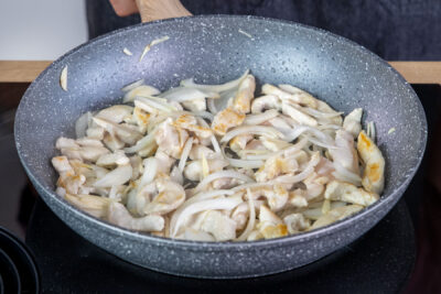 Knoblauch und Zwiebel mit anbraten