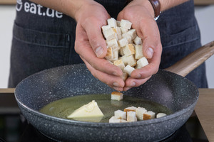 Toastwürfel in die Pfanne geben