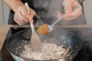 Currypaste dazugeben