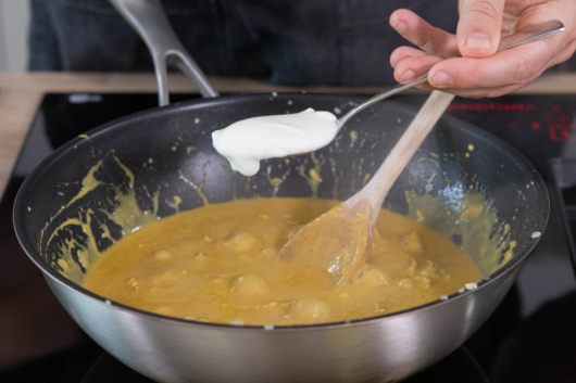 Joghurt in das Curry-Geschnetzelte einrühren
