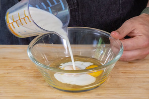 Milch zu den Eiern gießen
