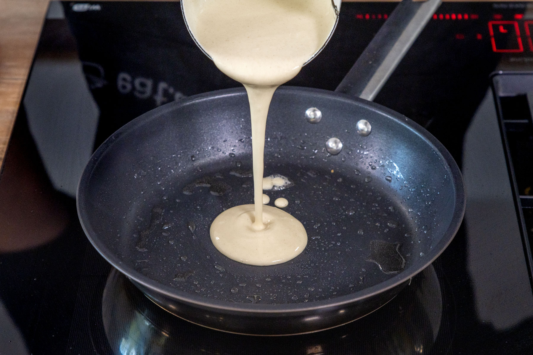 Eierkuchenteig in die Pfanne geben