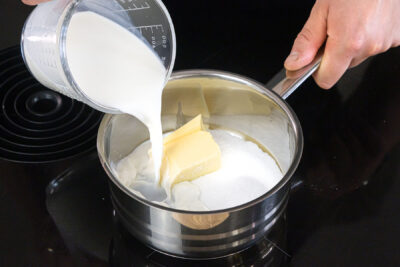 Miclh mit Zucker und Butter erhitzen