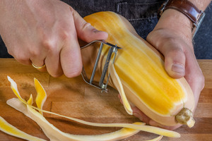 Kürbis schälen