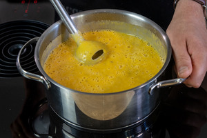 Einfache und schnelle Kürbissuppe pürieren