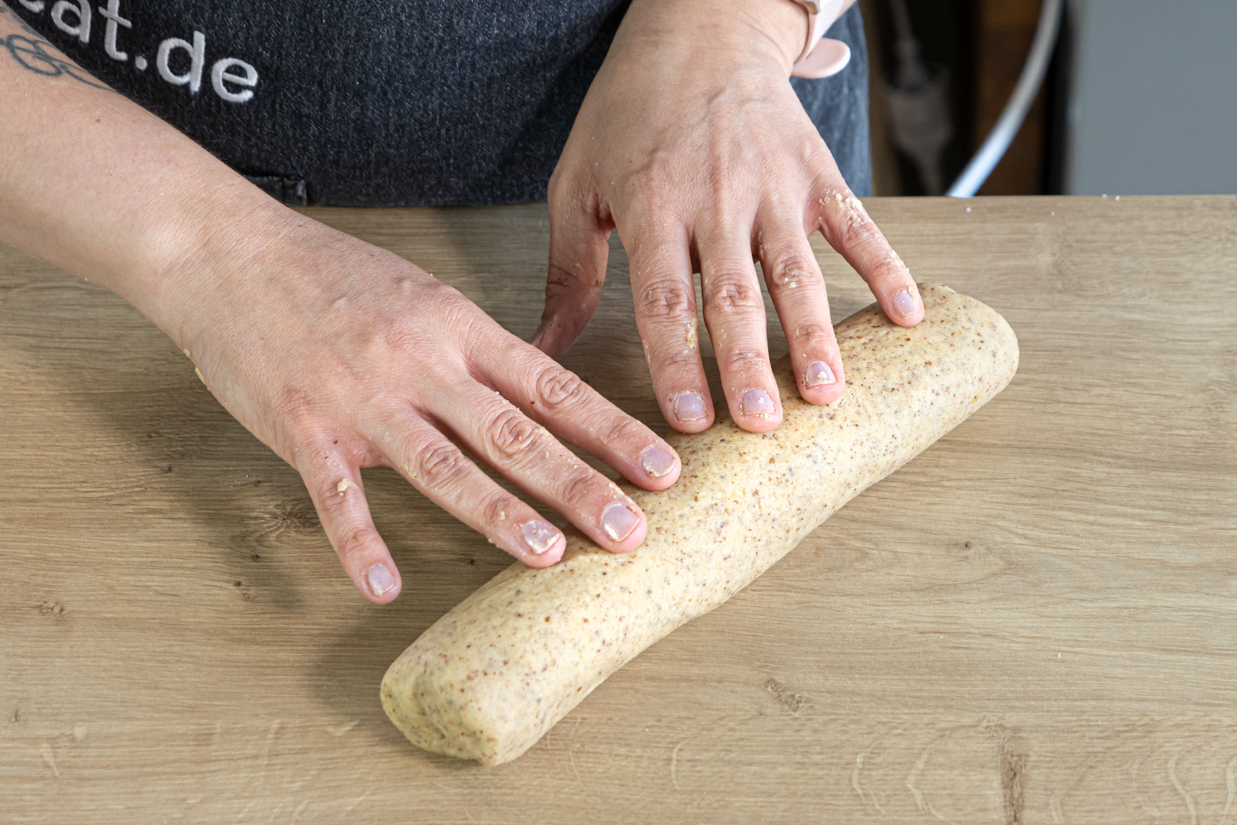 Vanillekipferlteig zu einerrolle formen und kalt stellen