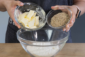 Butter und Haselnüsse in eine Schüssel geben