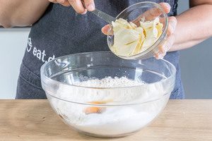 Butter zum Mehl geben