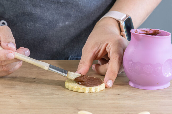 einfache Mürbeteigplätzchen mit Schokolade bestreichen