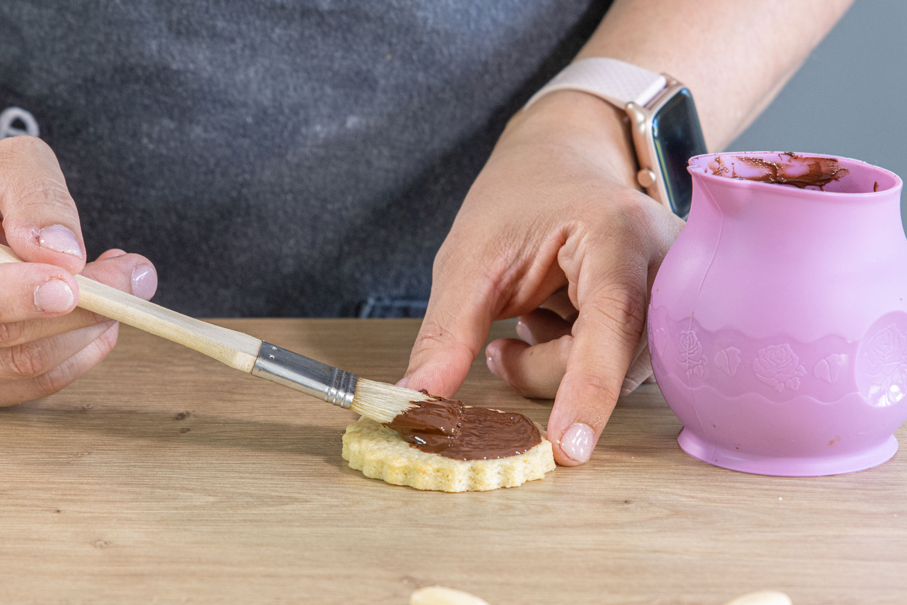 einfache Mürbeteigplätzchen mit Schokolade bestreichen