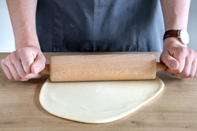Flammkuchenteig ausrollen