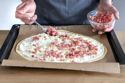 Flammkuchen mit Schinken belegen