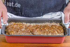Falscher Hase in der Kastenform aus dem Ofen holen