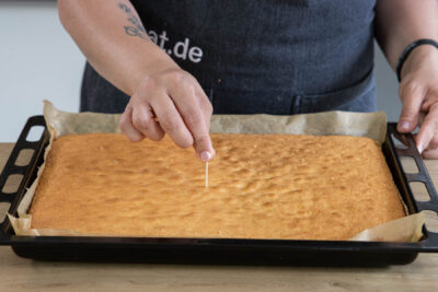 Zitronenkuchen einstechen