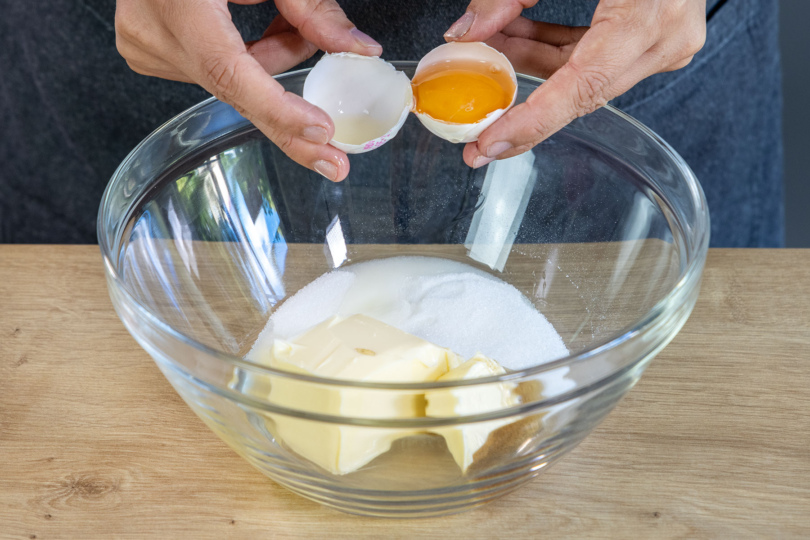 Butter, Zucker, Vanillearoma und Ei in eine Schüssel geben