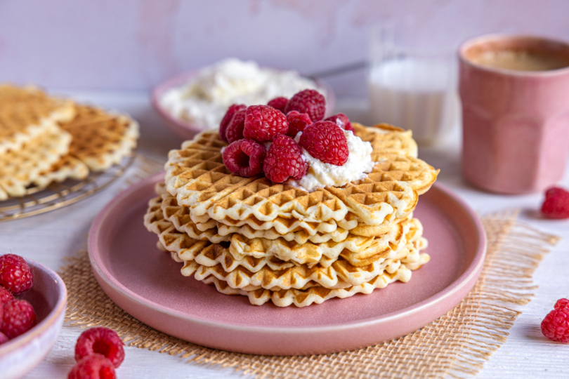 Waffeln mit Sahne und Himbeeren