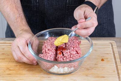 Gewürze zum Hackfleisch geben