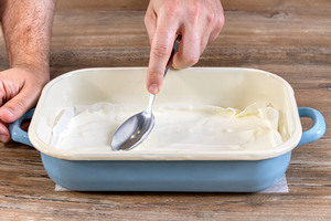 Joghurt in Auflaufform geben