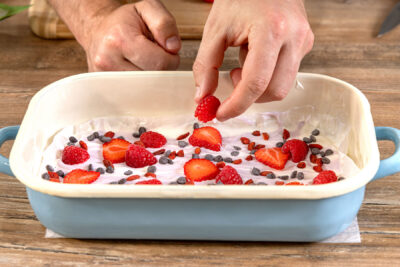 Beeren auf dem Joghurt verteilen