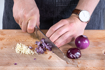 Zwiebeln und Knoblauch würfeln