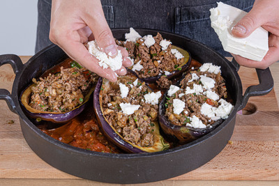 Feta über die gefüllten Auberginen türkischer Art bröseln