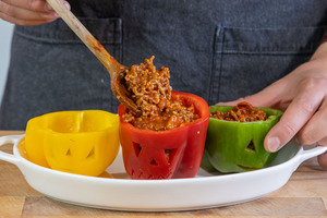 Paprika mit Hackfleisch füllen