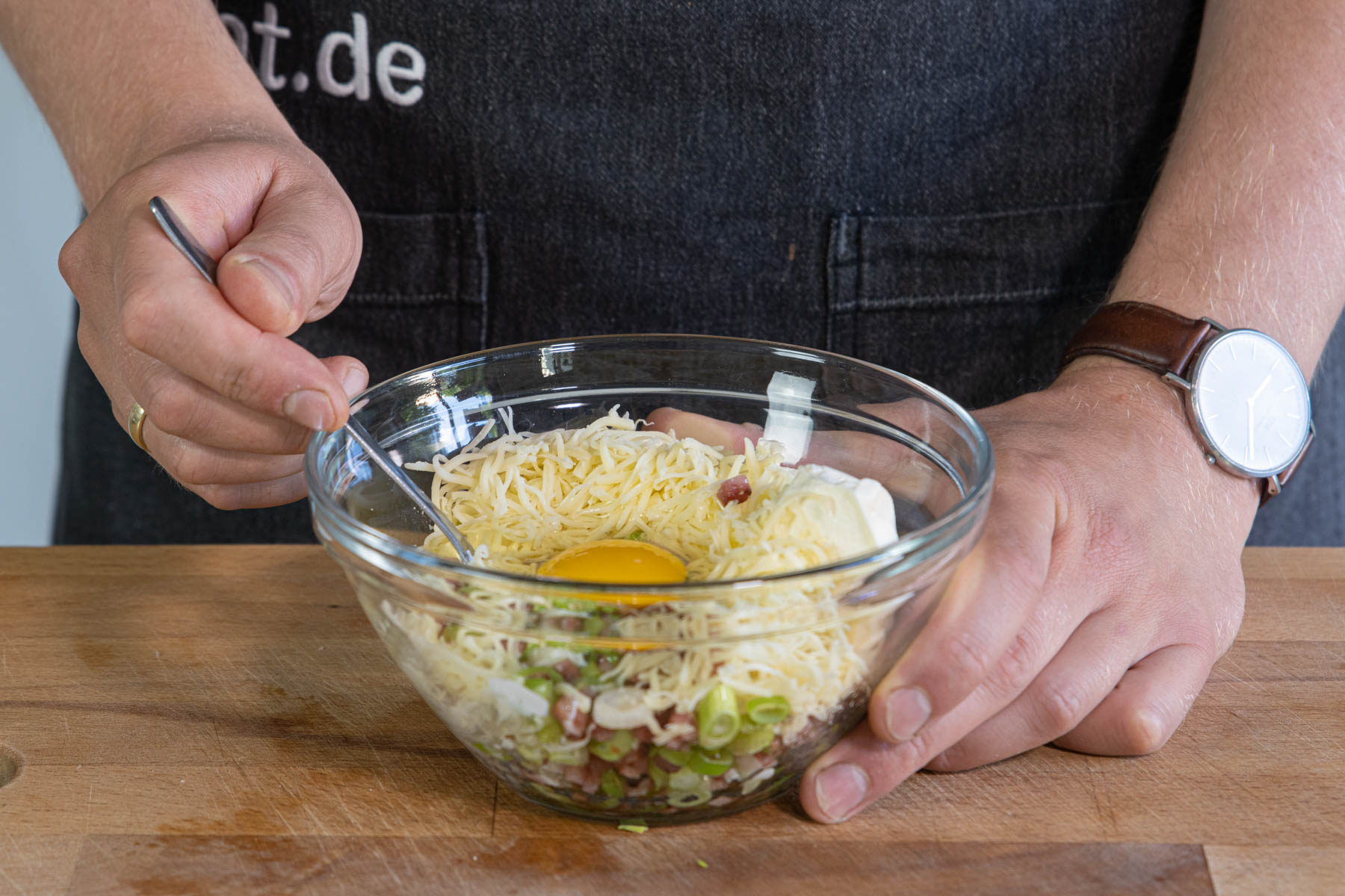 Füllung für die gefüllten Kartoffeln vorbereiten