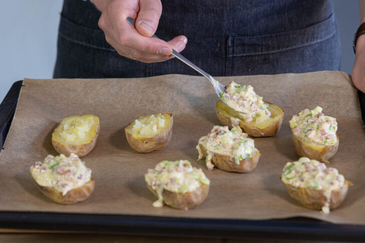 Kartoffeln mit Speck füllen