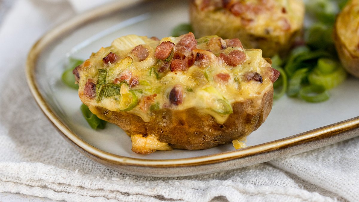 Gefüllte Kartoffel im Backofen mit Speck