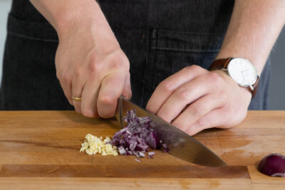 Zwiebeln und Knoblauch klein schneiden