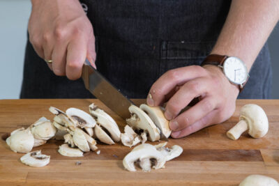 Champignons in Scheiben schneiden