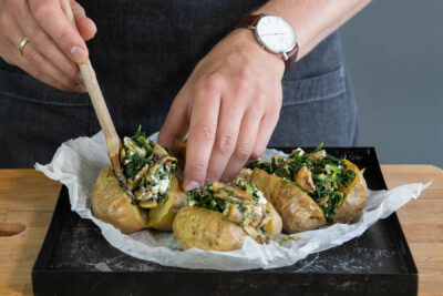 vegetarische Füllung in die Kartoffeln geben