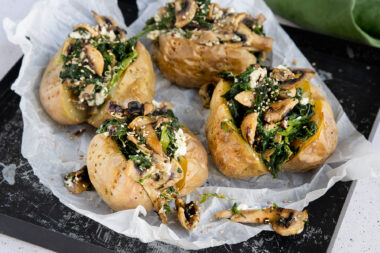 vegetarisch gefüllte Kartoffel im Backofen