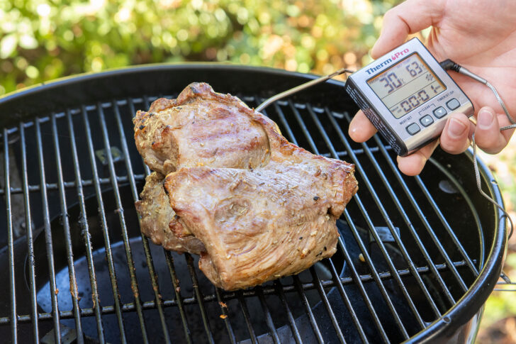 Kerntemperatur bei der Lammkeule prüfen